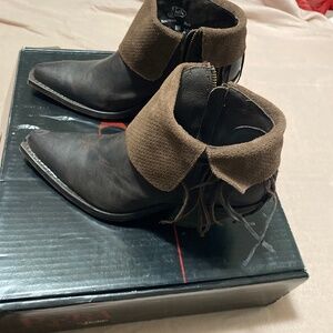 Women’s boots by Justin in original box